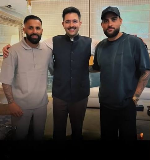 ਪੰਜਾਬੀ ਗਾਇਕ ਕਰਨ ਔਜਲਾ ਨੂੰ ਮਿਲੇ ‘ਆਪ’ ਆਗੂ ਰਾਘਵ ਚੱਢਾ, ਸੋਸ਼ਲ ਮੀਡੀਆ ‘ਤੇ ਸ਼ੇਅਰ ਕੀਤੀਆਂ ਤਸਵੀਰਾਂ