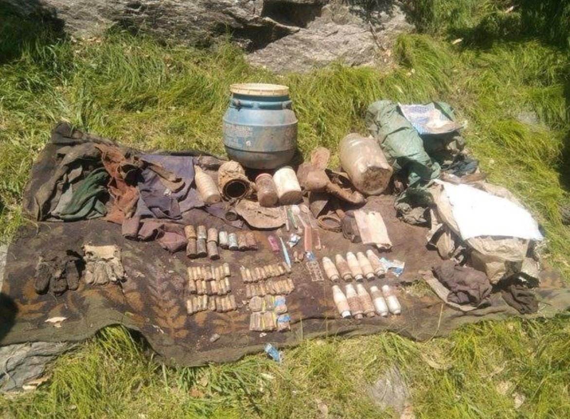 ਘਿਓ ਦੇ ਡੱਬੇ ਅੰਦਰ 10 ਗ੍ਰਨੇਡ, ਮੋਜ਼ੇ-ਦਸਤਾਨੇ ਅਤੇ ਦਵਾਈਆਂ… ਜੰਮੂ-ਕਸ਼ਮੀਰ ਦੇ ਰਾਜੌਰੀ ਵਿੱਚ ਅੱਤਵਾਦੀਆਂ ਦਾ ਮਿਲਿਆ ਟਿਕਾਣਾ