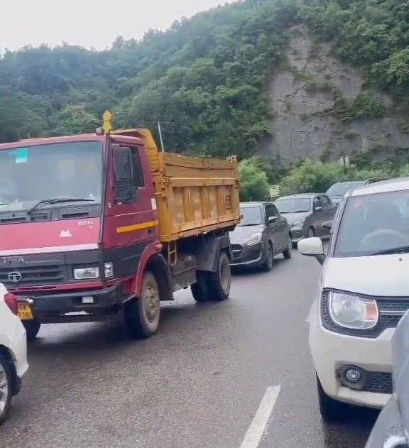 चंडीगढ़ शिमला NH पर खतरों भरा सफर, पहाड़ी से लगातार पत्थर गिरने से NH पर जाम