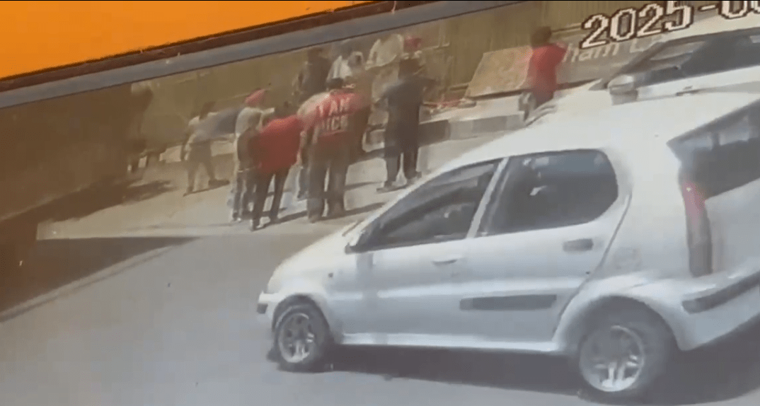 Punjab: ਸੀਵਰੇਜ ਠੇਕੇਦਾਰ ਅਤੇ ਮੇਅਰ ਵਿਚਕਾਰ ਝੜਪ, ਮੇਅਰ ਨੇ ਆਪਣਾ ਲਾਇਸੈਂਸੀ ਰਿਵਾਲਵਰ ਕੱਢਿਆ, ਵੀਡੀਓ ਵਾਇਰਲ