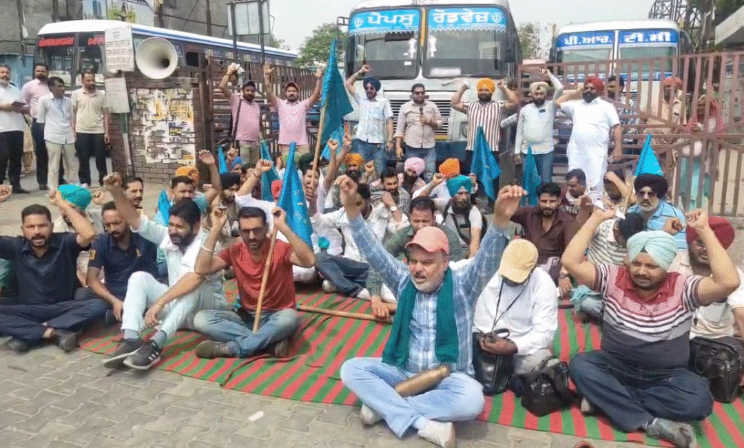 ਤਨਖਾਹਾਂ ਨਾ ਮਿਲਣ ਸਬੰਧੀ ਬਠਿੰਡਾ PRTC ਕੰਟਰੈਕਟ ਵਰਕਰ ਯੂਨੀਅਨ ਵੱਲੋਂ ਚੱਕਾ ਜਾਮ 