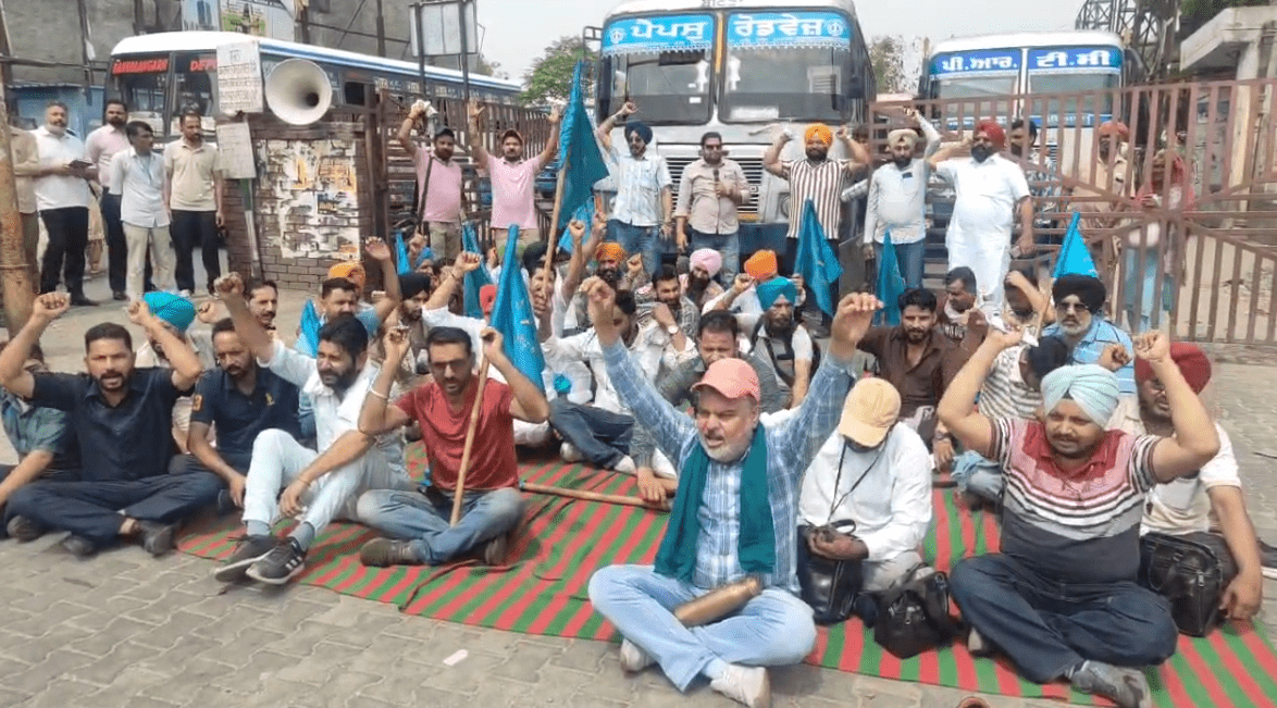 ਤਨਖਾਹਾਂ ਨਾ ਮਿਲਣ ਸਬੰਧੀ ਬਠਿੰਡਾ PRTC ਕੰਟਰੈਕਟ ਵਰਕਰ ਯੂਨੀਅਨ ਵੱਲੋਂ ਚੱਕਾ ਜਾਮ 