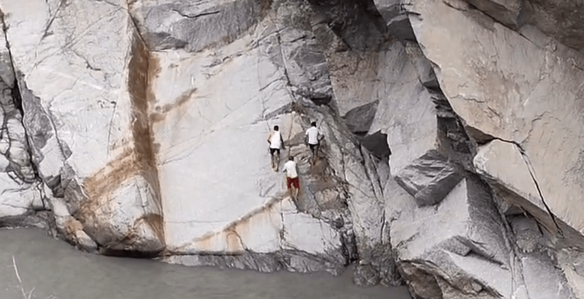 Chamba News: ਫਾਇਰ ਵਿਭਾਗ ਨੇ ਚੰਬਾ ਵਿੱਚ ਰਾਵੀ ਨਦੀ ਦੇ ਵਿਚਕਾਰ ਫਸੇ ਇੱਕ ਨੌਜਵਾਨ ਨੂੰ ਬਚਾਇਆ