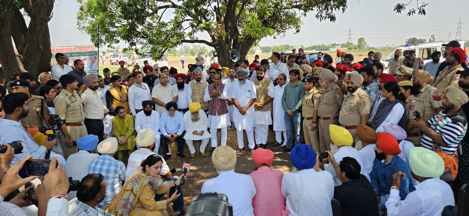 ਕੇਂਦਰੀ ਖੇਤੀਬਾੜੀ ਮੰਤਰੀ ਵੱਲੋਂ ਪੰਜਾਬ ਦੇ ਖੇਤੀਬਾੜੀ ਮੰਤਰੀ ਨੂੰ ਨਾਲ ਲੈ ਕੇ ਪਟਿਆਲਾ ਦੇ ਕਿਸਾਨਾਂ ਨਾਲ ਸਿੱਧੀ ਗੱਲਬਾਤ