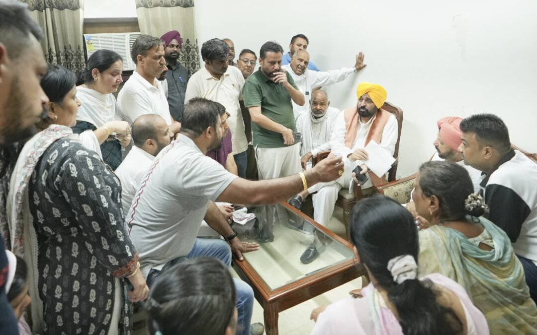 ਸਮਾਣਾ ਧਰਨੇ ‘ਚ ਪਹੁੰਚੇ CM ਮਾਨ, ਟਿੱਪਰ ਤੇ ਸਕੂਲ ਵੈਨ ਹਾਦਸੇ ਦੇ ਪੀੜਤ ਪਰਿਵਾਰਾਂ ਨਾਲ ਕੀਤੀ ਮੁਲਾਕਾਤ