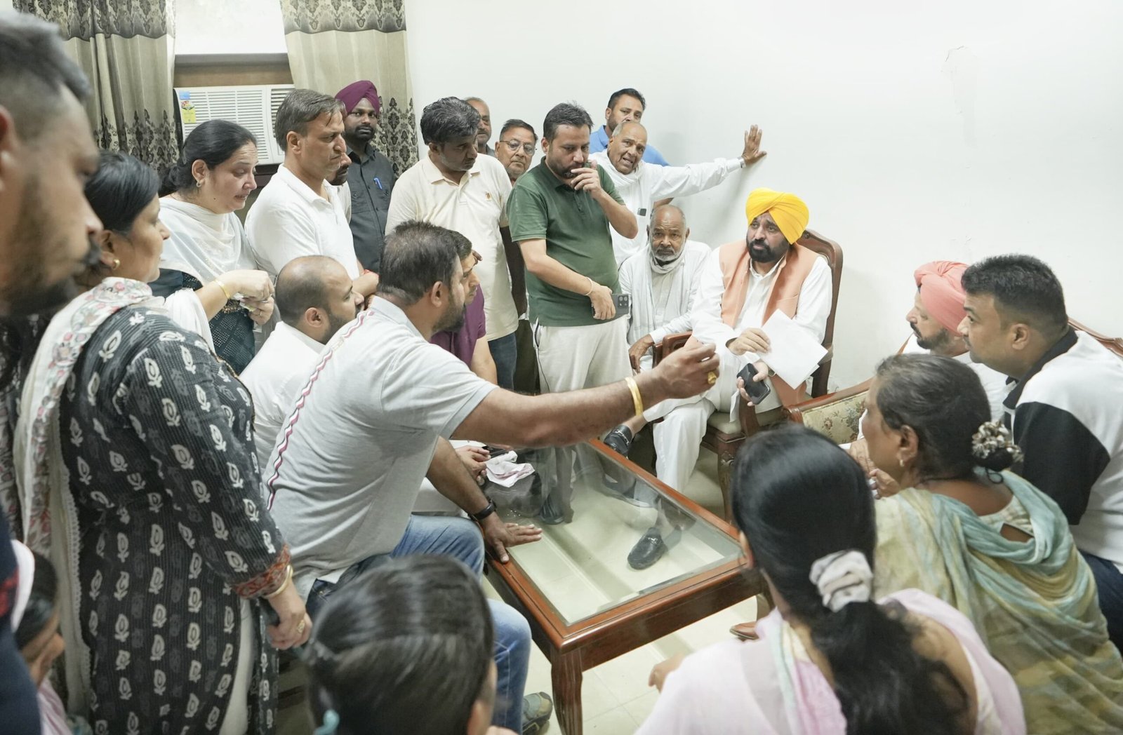 ਸਮਾਣਾ ਧਰਨੇ ‘ਚ ਪਹੁੰਚੇ CM ਮਾਨ, ਟਿੱਪਰ ਤੇ ਸਕੂਲ ਵੈਨ ਹਾਦਸੇ ਦੇ ਪੀੜਤ ਪਰਿਵਾਰਾਂ ਨਾਲ ਕੀਤੀ ਮੁਲਾਕਾਤ