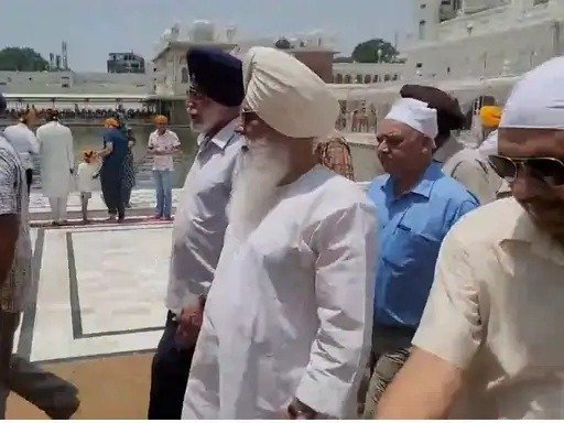 ਸ੍ਰੀ ਹਰਿਮੰਦਰ ਸਾਹਿਬ ਪਹੁੰਚੇ ਡੇਰਾ ਬਿਆਸ ਮੁਖੀ ਬਾਬਾ ਗੁਰਿੰਦਰ ਸਿੰਘ ਢਿੱਲੋਂ ਨੇ ਸਰਬਤ ਦੇ ਭਲੇ ਦੀ ਕੀਤੀ ਅਰਦਾਸ