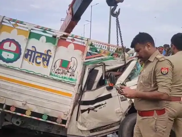 Agra Road Accident: मॉर्निंग वॉकर्स को रौंदते हुए पलटी मैक्स पिकअप गाड़ी, चार की मौत