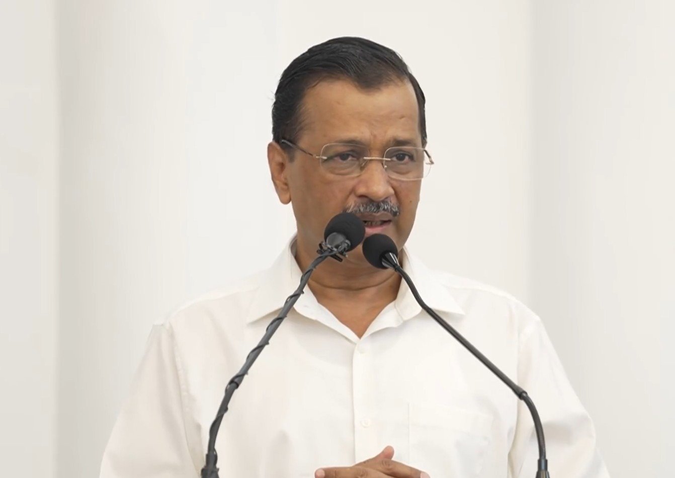 LPG Shortage ‘ਤੇ ਕੇਜਰੀਵਾਲ ਦਾ ਕੇਂਦਰ ‘ਤੇ ਨਿਸ਼ਾਨਾ, ਕਿਹਾ—ਹਜ਼ਾਰਾਂ ਵਿਆਹ ਹੋ ਸਕਦੇ ਹਨ ਪ੍ਰਭਾਵਿਤ