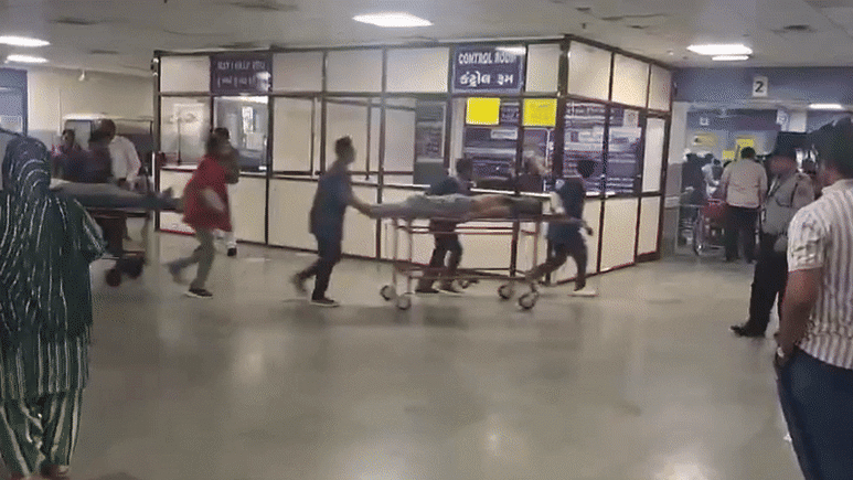 Ahmedabad Plane Crash: ਗੁਜਰਾਤ ਦੇ ਅਹਿਮਦਾਬਾਦ ਵਿੱਚ ਜਹਾਜ਼ ਹਾਦਸਾਗ੍ਰਸਤ, ਕਈ ਯਾਤਰੀਆਂ ਦੇ ਸਵਾਰ ਹੋਣ ਦਾ ਸ਼ੱਕ, ਦੂਰ ਤੱਕ ਦਿਖਾਈ ਦੇ ਰਿਹਾ ਧੂੰਆਂ