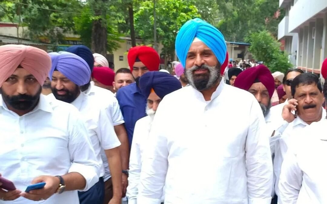 ਸੰਜੇ ਸਿੰਘ ਖਿਲਾਫ ਮਾਣਹਾਨੀ ਮਾਮਲੇ ‘ਚ ਅਦਾਲਤ ‘ਚ ਪੇਸ਼ ਹੋਏ ਬਿਕਰਮ ਮਜੀਠੀਆ, ਵੱਡੀ ਗਿਣਤੀ ‘ਚ ਪਹੁੰਚੇ ਸਮਰਥਕ