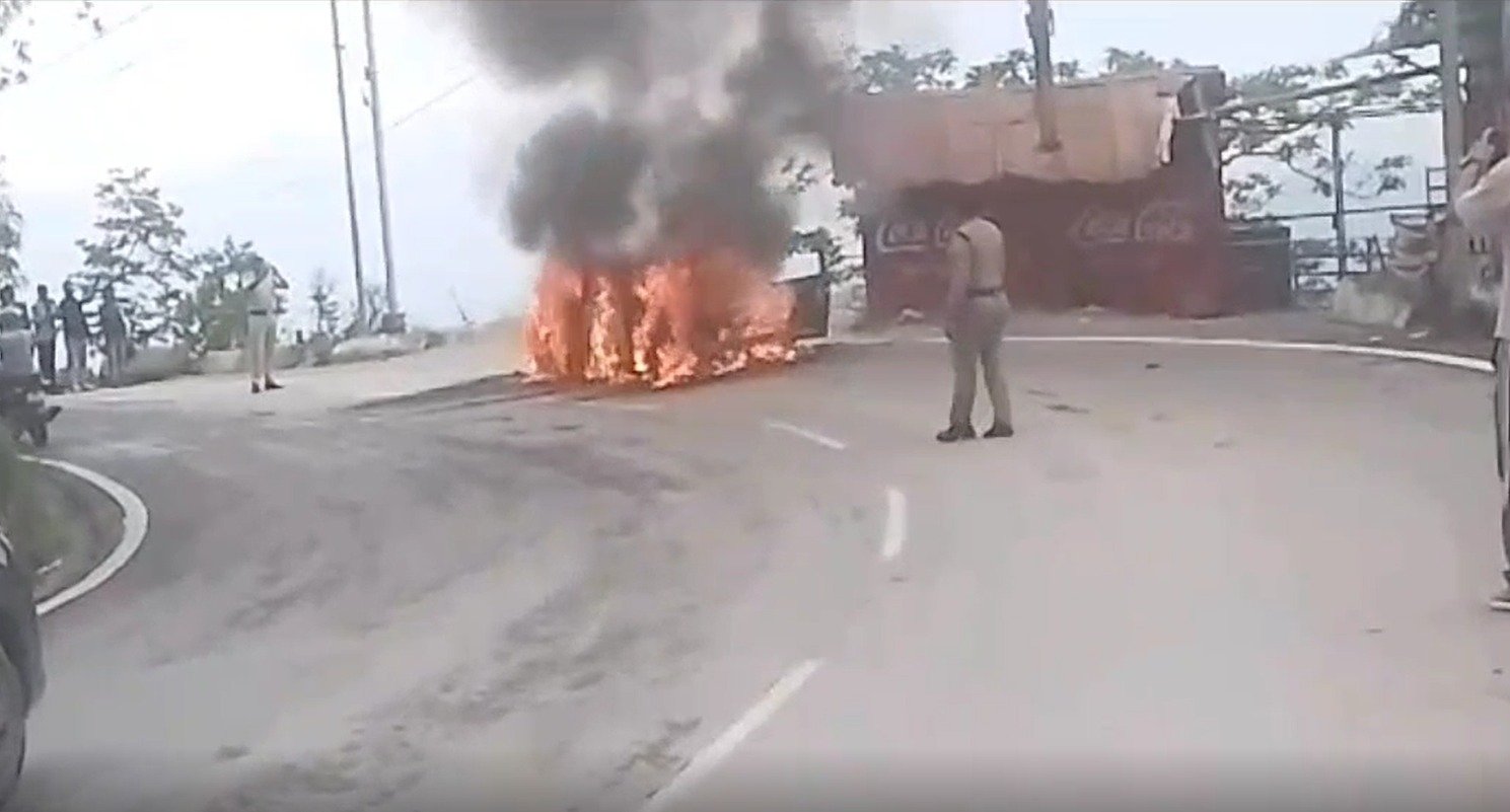 मसूरी-देहरादून रोड पर आग का गोला बनी चलती कार, परिवार के 5 लोग ने भागकर बचाई अपनी जान