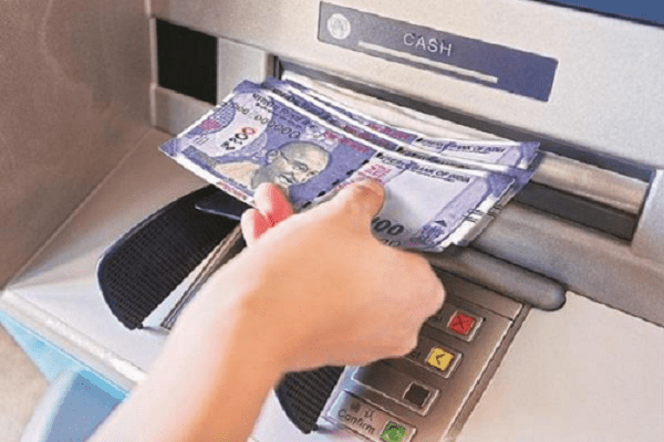 ATM ਵਿੱਚੋਂ 500 ਰੁਪਏ ਦੀ ਬਜਾਏ ਨਿਕਲੇ 1100 ਰੁਪਏ: ਪੈਸੇ ਕਢਵਾਉਣ ਲਈ ATM ‘ਤੇ ਇਕੱਠੀ ਹੋਈ ਭੀੜ, ਵੀਡੀਓ ਵਾਇਰਲ