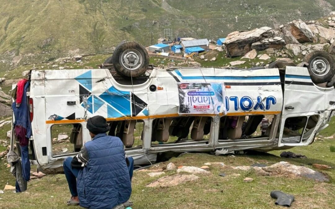 लाहौल-स्पीति में सड़क हादसा, खाई में पलटी टेम्पो ट्रैवलर, हरियाणा के 2 टूरिस्टों की मौत, घायलों में दो जुड़वा बच्चे