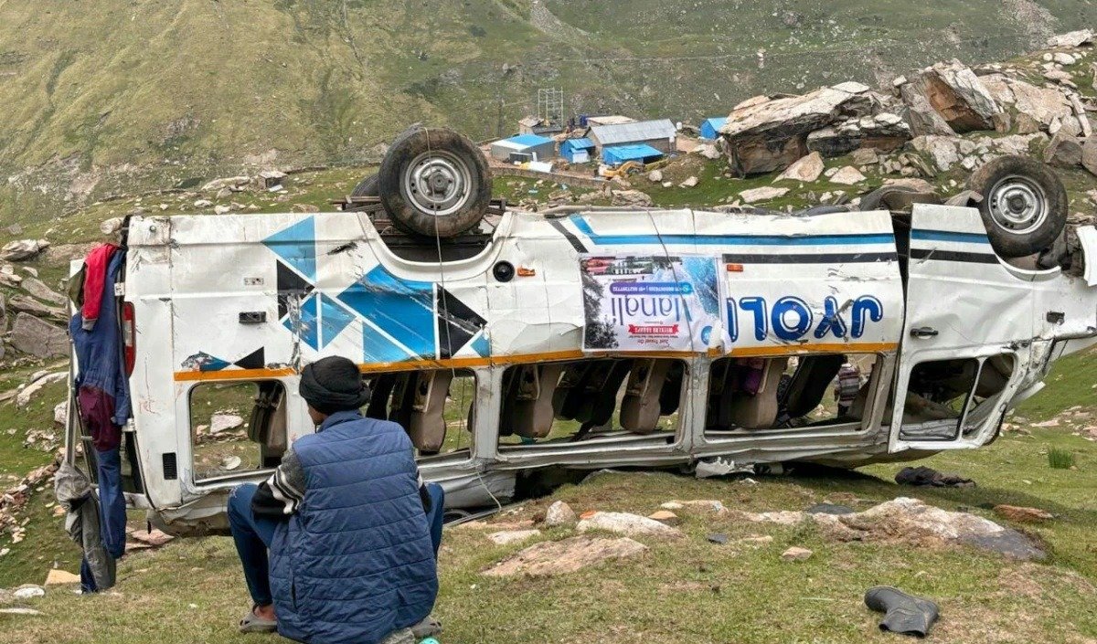 लाहौल-स्पीति में सड़क हादसा, खाई में पलटी टेम्पो ट्रैवलर, हरियाणा के 2 टूरिस्टों की मौत, घायलों में दो जुड़वा बच्चे