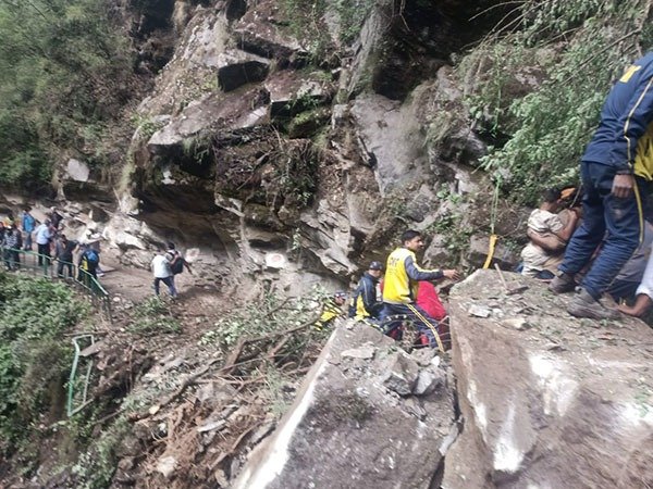 यमुनोत्री पैदल मार्ग पर हुए भूस्खलन में दो की मौत, कुछ और लोगों के दबे होने की है आंशका, फिर शुरू हुआ रेस्क्यू ऑपरेशन
