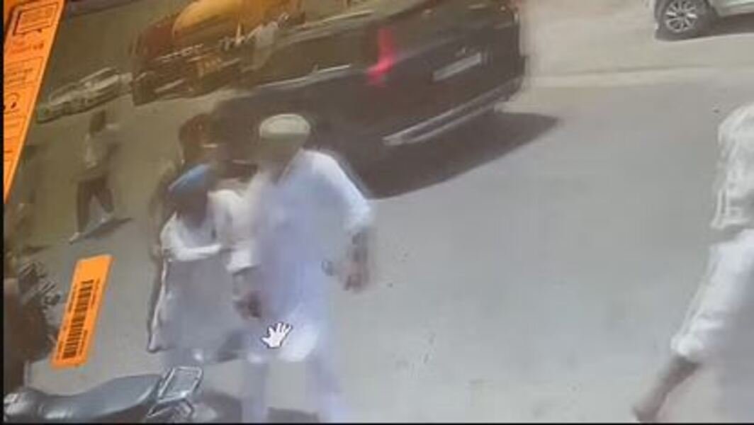 ਮੇਅਰ ਤੇ ਸਾਬਕਾ ਠੇਕੇਦਾਰ ਵਿਚਾਲੇ ਝਗੜਾ, ਮੇਅਰ ਨੇ ਕੱਢੀ ਪਿਸਤੌਲ, ਘਟਨਾ ਸੀਸੀਟੀਵੀ ‘ਚ ਕੈਦ