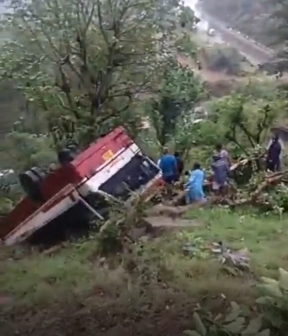 हिमाचल के मंडी में भयानक सड़क हादसा, खाई में पलटी प्राइवेट बस, 15 यात्री घायल