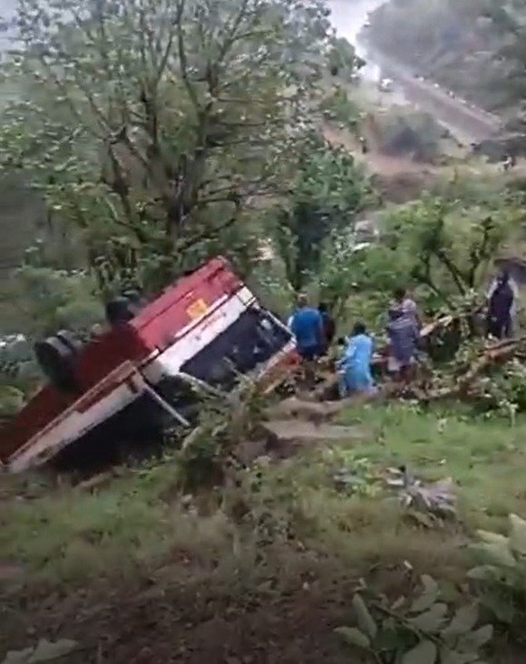 हिमाचल के मंडी में भयानक सड़क हादसा, खाई में पलटी प्राइवेट बस, 15 यात्री घायल