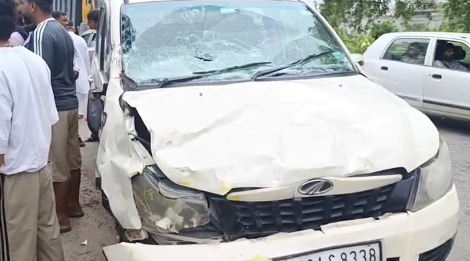 ਫਿਲੌਰ-ਨਵਾਂ ਸ਼ਹਿਰ ਰੋਡ ‘ਤੇ ਭਿਆਨਕ ਸੜਕ ਹਾਦਸਾ, ਇੱਕ ਬੱਚੀ ਸਮੇਤ ਤਿੰਨ ਦੀ ਮੌਤ, ਲੋਕ ਬਣਾਉਂਦੇ ਰਹੇ ਵੀਡੀਓ