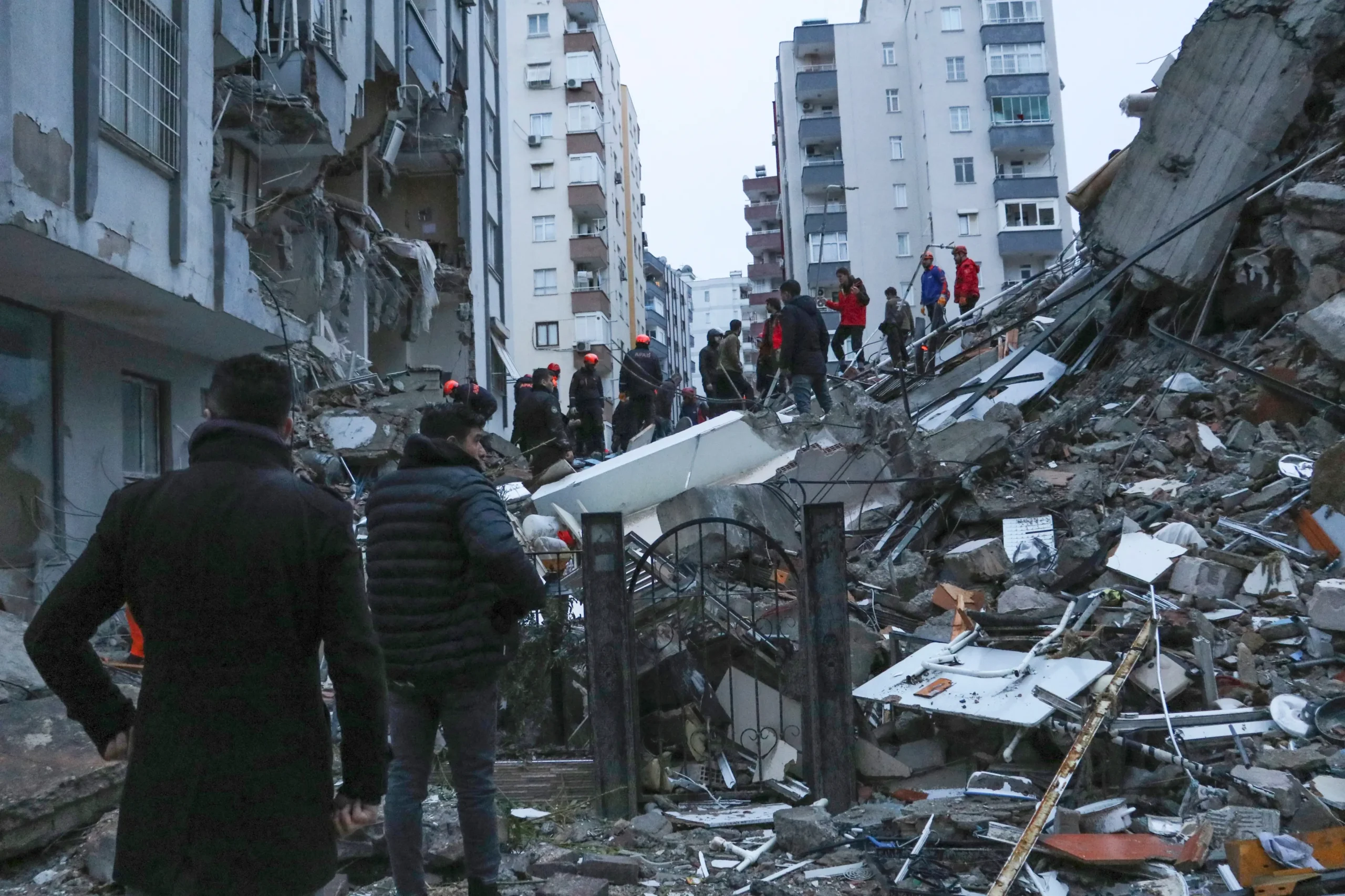 Turkey Earthquake: Turkey ਵਿੱਚ ਭੂਚਾਲ ਦੇ ਝਟਕੇ, ਘਬਰਾਏ ਲੋਕ ਖਿੜਕੀਆਂ ਅਤੇ ਬਾਲਕੋਨੀਆਂ ਤੋਂ ਛਾਲ ਮਾਰਦੇ ਹੋਏ; 7 ਜ਼ਖਮੀ