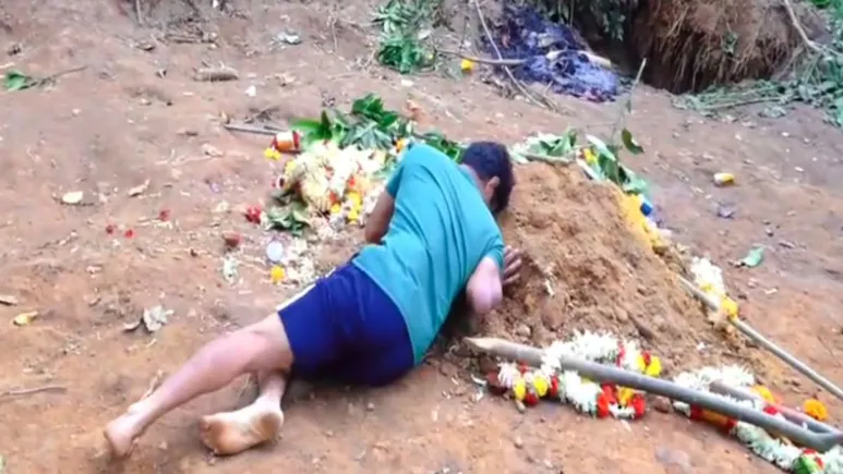 Bengaluru stampede: ਮੈਂ ਵੀ ਇੱਥੇ ਰਹਿਣਾ ਚਾਹੁੰਦਾ ਹਾਂ… ਬੈਂਗਲੁਰੂ ਭਗਦੜ ਵਿੱਚ ਮਾਰੇ ਗਏ ਆਪਣੇ ਪੁੱਤਰ ਦੀ ਕਬਰ ‘ਤੇ ਪਿਤਾ ਨੇ ਕਿਹਾ
