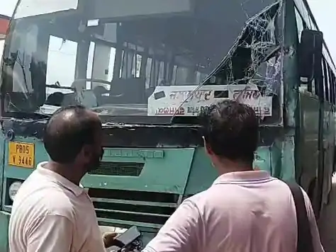 ਫਾਜ਼ਿਲਕਾ ਵਿੱਚ ਰੋਡਵੇਜ਼ ਬੱਸ ਦੀ ਟਰੱਕ ਨਾਲ ਟੱਕਰ, 4 ਯਾਤਰੀ ਜ਼ਖਮੀ