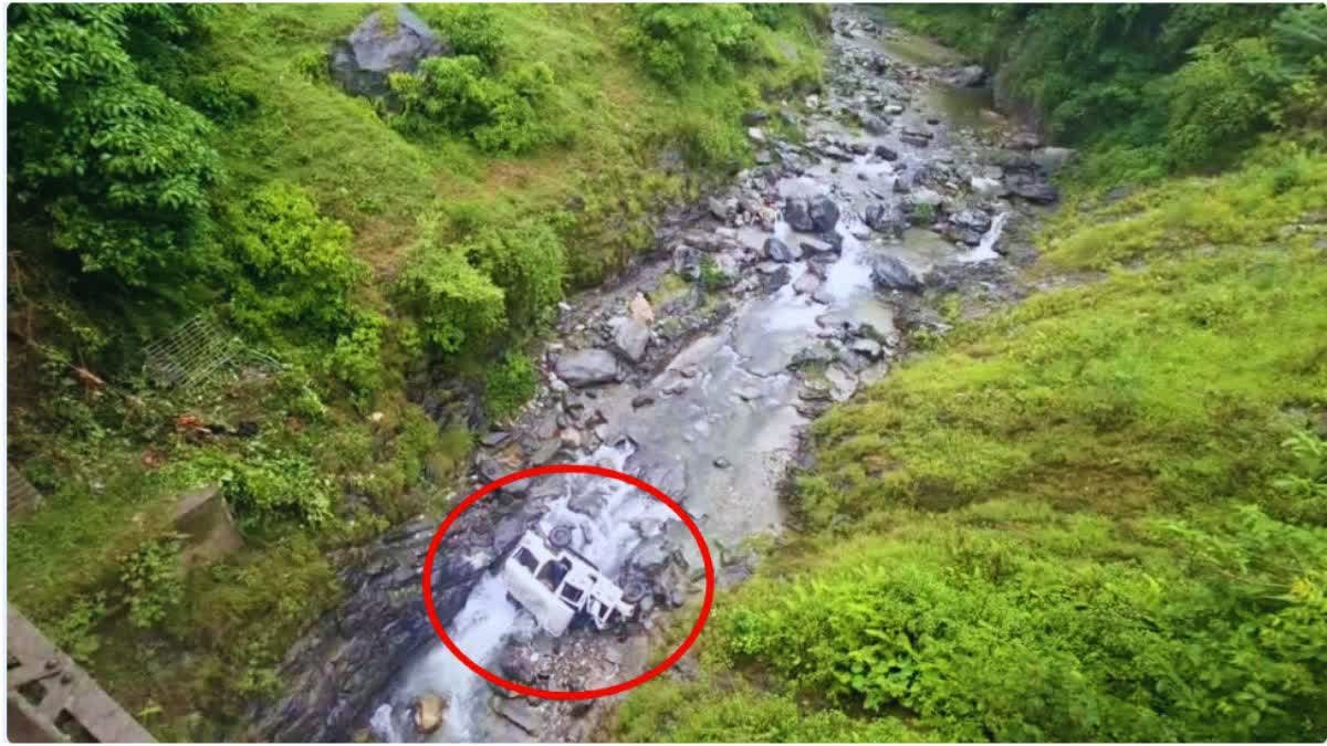 ਯਾਤਰੀਆਂ ਨਾਲ ਭਰੀ ਗੱਡੀ ਨਦੀ ‘ਚ ਡਿੱਗੀ, 8 ਦੀ ਮੌਤ