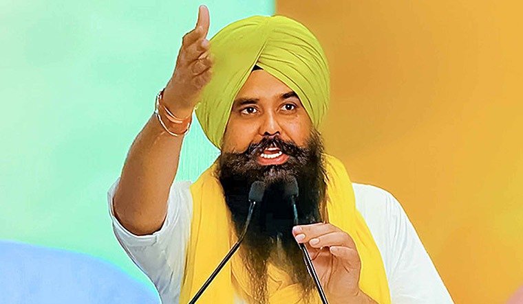 Punjab: ਲੋਕ ਸਭਾ ਮੈਂਬਰ ਮਲਵਿੰਦਰ ਸਿੰਘ ਕੰਗ ਵੱਲੋਂ ਐਮ ਪੀ ਲੋਕਲ ਫ਼ੰਡ ਅਤੇ ਕੇਂਦਰੀ ਸਕੀਮਾਂ ਦਾ ਜਾਇਜ਼ਾ