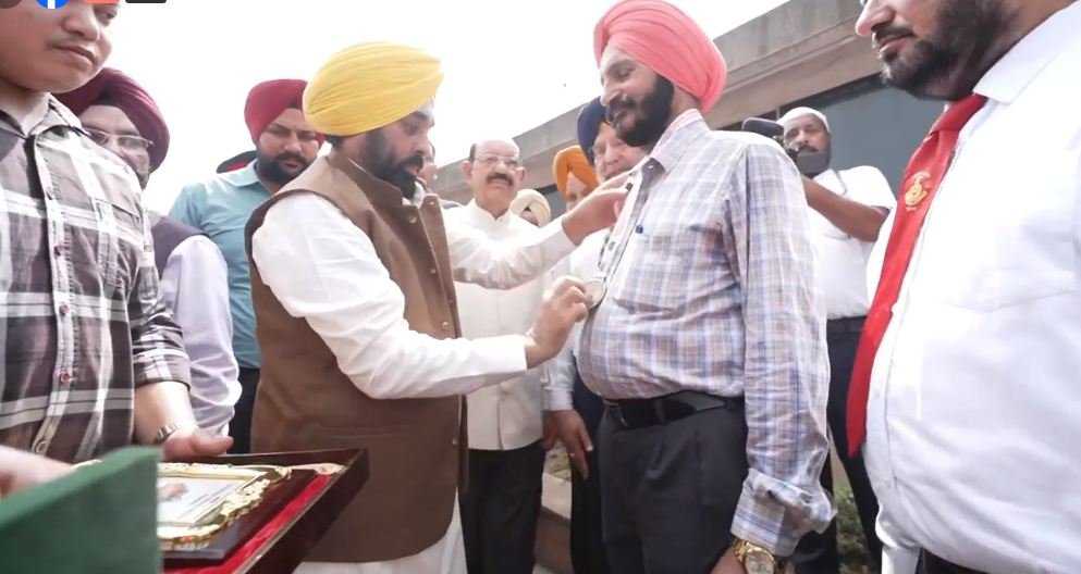 Photo Gallery: ਕਾਰਗਿਲ ਵਿਜੇ ਦਿਵਸ ‘ਤੇ ਮੁੱਖ ਮੰਤਰੀ ਭਗਵੰਤ ਮਾਨ ਵੱਲੋਂ ਸ਼ਹੀਦ ਜਵਾਨਾਂ ਨੂੰ ਭਾਵਪੂਰਣ ਸ਼ਰਧਾਂਜਲੀ