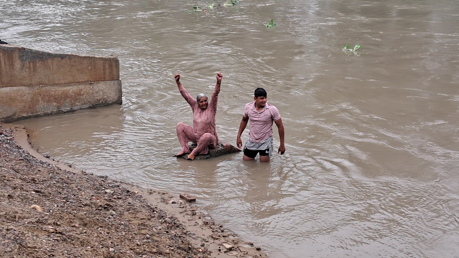 सोनीपत में 77 साल की रॉकिंग दादी, करती है कमाल की तैराकी, हरकी पौड़ी से तैरकर पार कर चुकी हैं गंगा