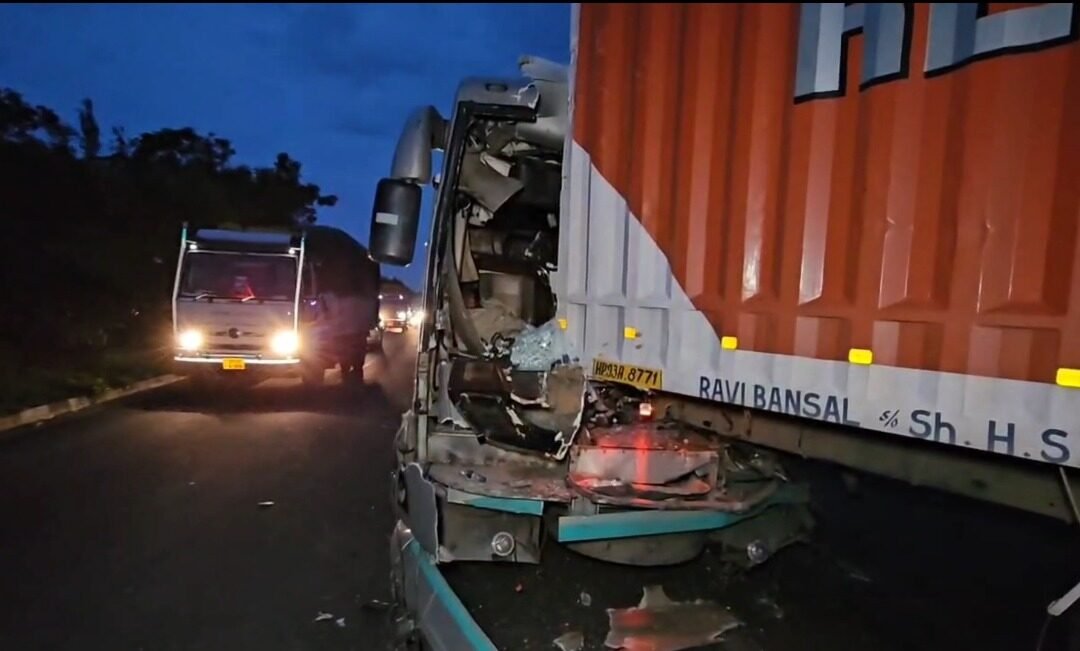 करनाल नेशनल हाईवे पर भयंकर सड़क हादसा, ट्रक से टकराई AC बस, बस ड्राइवर की मौके पर मौत, कई घायल