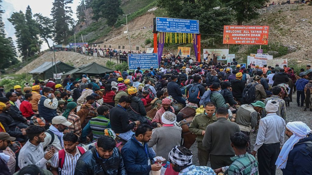 अमरनाथ यात्रा में श्रद्धालुओं का तांता, अब तक 3.5 लाख श्रद्धालु कर चुके हैं बाबा बर्फानी का दर्शन