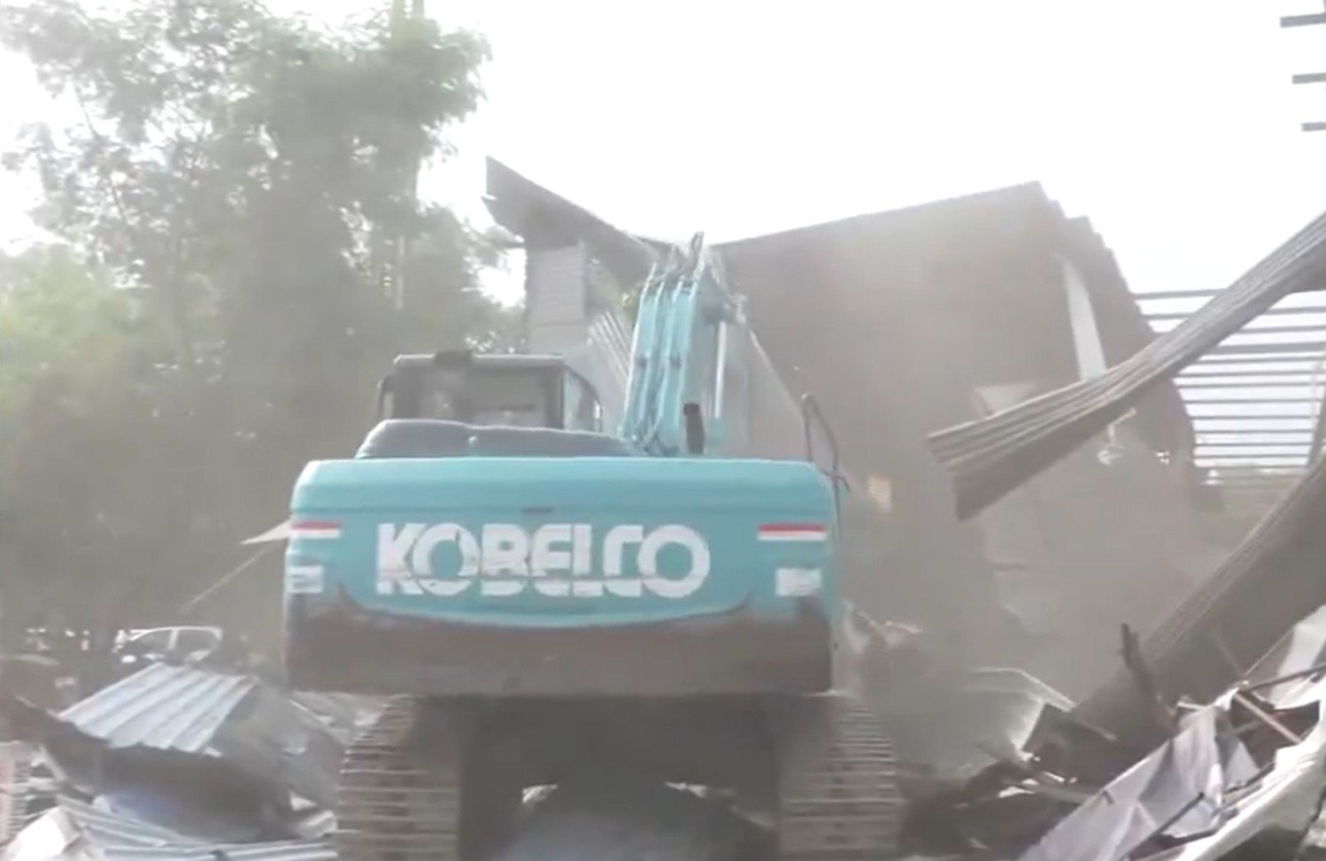 ਚੰਡੀਗੜ੍ਹ ਦੀ ਫਰਨੀਚਰ ਮਾਰਕੀਟ ‘ਤੇ ਬੁਲਡੋਜ਼ਰ ਐਕਸ਼ਨ, ਪ੍ਰਸ਼ਾਸਨ ਤੇ ਪੁਲਿਸ ਦੀ ਮੌਜੂਦਗੀ ਵਿੱਚ ਢਾਹੀ ਗਈ 116 ਦੁਕਾਨਾਂ