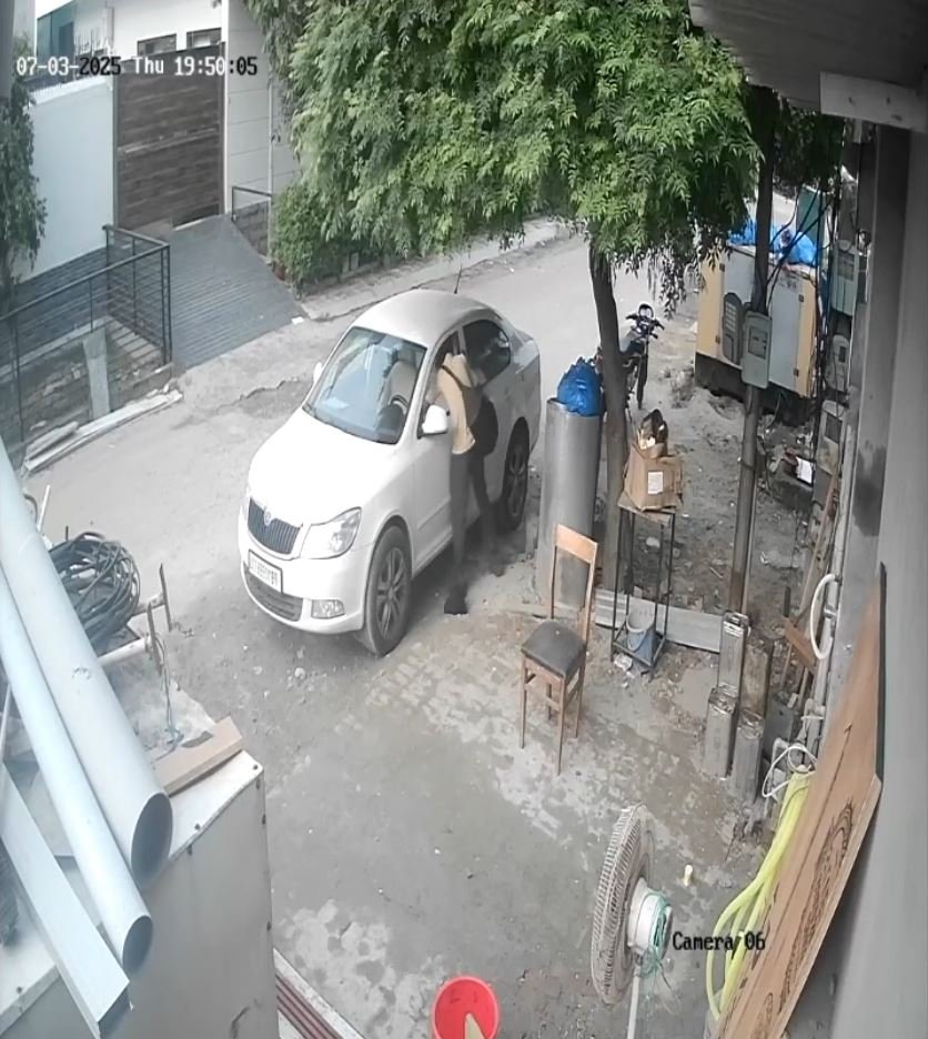 ਕਾਰ ਦਾ ਸ਼ੀਸ਼ਾ ਭੰਨ ਨਕਦੀ ‘ਤੇ ਸਮਾਨ ਚੁੱਕ ਫ਼ਰਾਰ ਹੋਇਆ ਨੌਜਵਾਨ, ਕੈਮਰੇ ‘ਚ ਕੈਦ ਹੋਈਆਂ ਤਸਵੀਰਾਂ, ਜਾਂਚ ‘ਚ ਜੁਟੀ ਪੁਲਿਸ