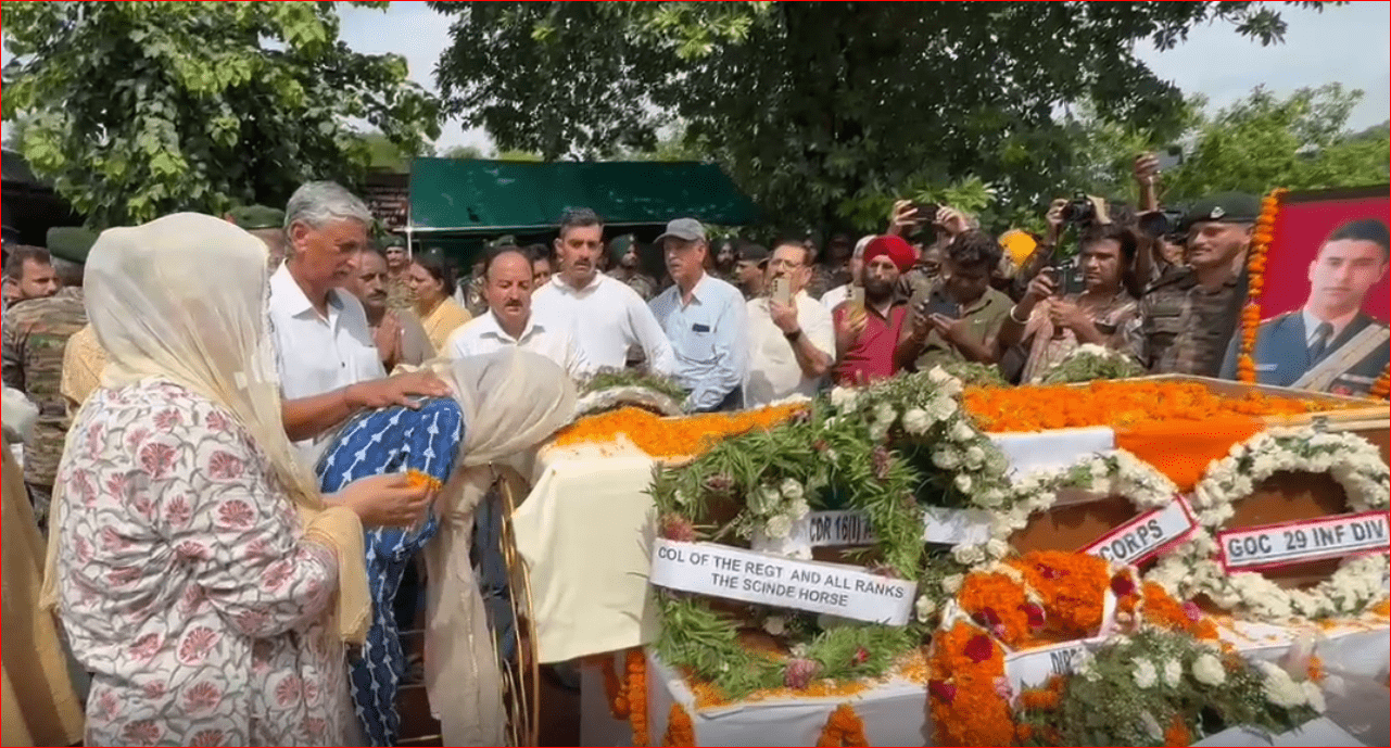 Pathankot News: ਲੱਦਾਖ ‘ਚ ਸ਼ਹੀਦ ਹੋਏ ਕਰਨਲ ਭਾਨੂ ਪ੍ਰਤਾਪ ਨੂੰ ਨਮ ਅੱਖਾਂ ਹੇਠ ਵਿਦਾਇਗੀ