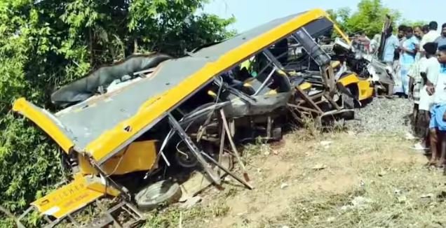 ਰੇਲਵੇ ਟਰੈਕ ਪਾਰ ਕਰਦੇ ਸਮੇਂ ਸਕੂਲ ਬੱਸ ਨਾਲ ਟਕਰਾਈ ਰੇਲਗੱਡੀ, ਜਾਣੋ ਕਿਵੇਂ ਹੋਇਆ ਵੱਡਾ ਹਾਦਸਾ