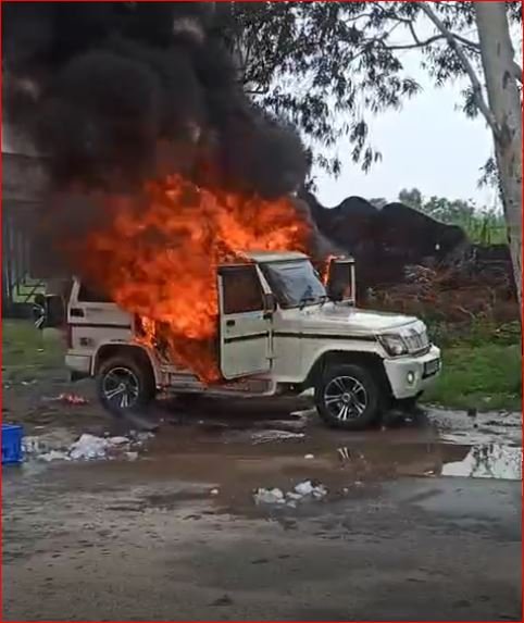 ਚੁੰਗੀ ਨੇੜੇ ਬੋਲੈਰੋ ਗੱਡੀ ਨੂੰ ਅਚਾਨਕ ਲੱਗੀ ਅੱਗ