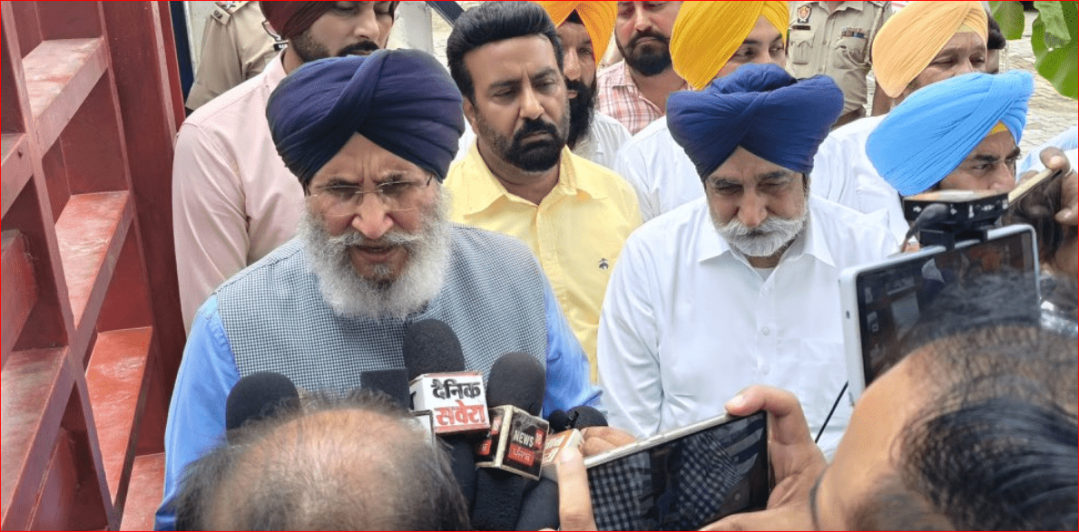 ਅਕਾਲੀ ਆਗੂਆਂ ਨੂੰ ਜੇਲ੍ਹ ਵਿੱਚ ਮਜੀਠੀਆ ਨੂੰ ਮਿਲਣ ਤੋਂ ਰੋਕਿਆ, ਚੀਮਾ ਨੇ ਇੱਕ ਪੋਸਟ ਵਿੱਚ ਲਿਖਿਆ- ਵਿਰੋਧੀ ਧਿਰ ਨੂੰ ਚੁੱਪ ਕਰਾਉਣ ਦੀ ‘ਆਪ’ ਦੀ ਨੀਤੀ ਦਾ ਪਰਦਾਫਾਸ਼