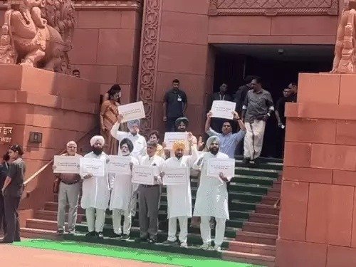 ਸੰਸਦ ਬਾਹਰ ਪੰਜਾਬ-ਹਰਿਆਣਾ ਤੇ ਚੰਡੀਗੜ੍ਹ ਦੇ ਕਾਂਗਰਸੀ ਸਾਂਸਦਾਂ ਨੇ ਕੀਤਾ ਵਿਰੋਧ ਪ੍ਰਦਰਸ਼ਨ, ਸ੍ਰੀ ਹਰਿਮੰਦਰ ਸਾਹਿਬ ਨੂੰ ਧਮਕੀ ਦੇਣ ਵਾਲਿਆਂ ਦੀ ਗ੍ਰਿਫ਼ਤਾਰੀ ਦੀ ਮੰਗ