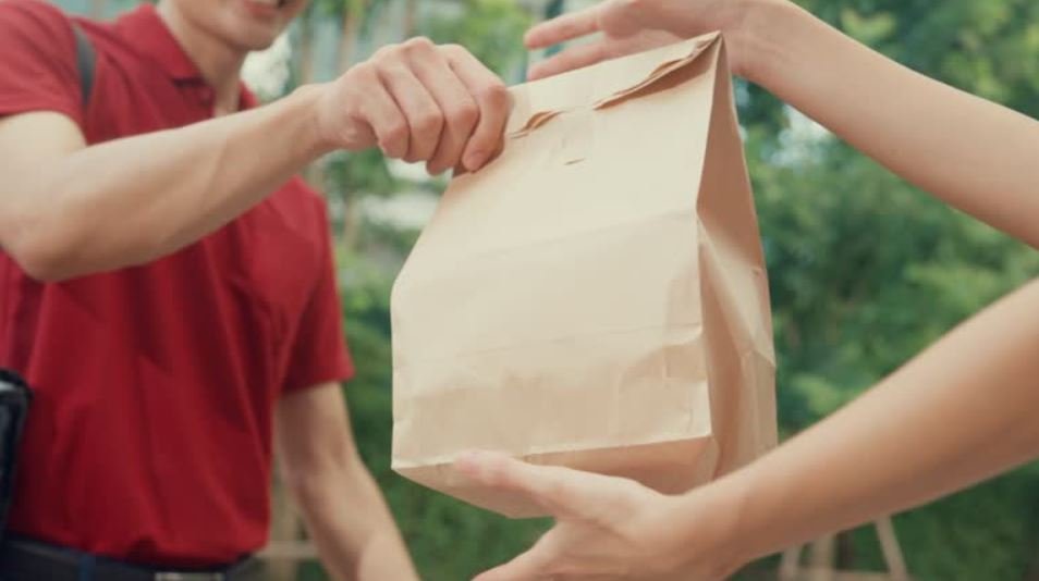 ਡਿਲੀਵਰੀ ਦੇਣ ਆਇਆ ਸੀ ਵਿਅਕਤੀ! ਅਚਾਨਕ ਦਰਵਾਜ਼ੇ ‘ਤੇ ਡਿੱਗੀ ਬਿਜਲੀ, ਖੌਫ਼ਨਾਕ ਮੰਜ਼ਰ ਦਾ ਵੀਡੀਓ ਹੋਇਆ ਵਾਇਰਲ