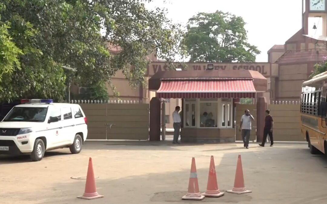दिल्ली में लगातार तीसरे दिन स्कूलों को बम थ्रेट, पुलिस और बम स्क्वाड मौके पर