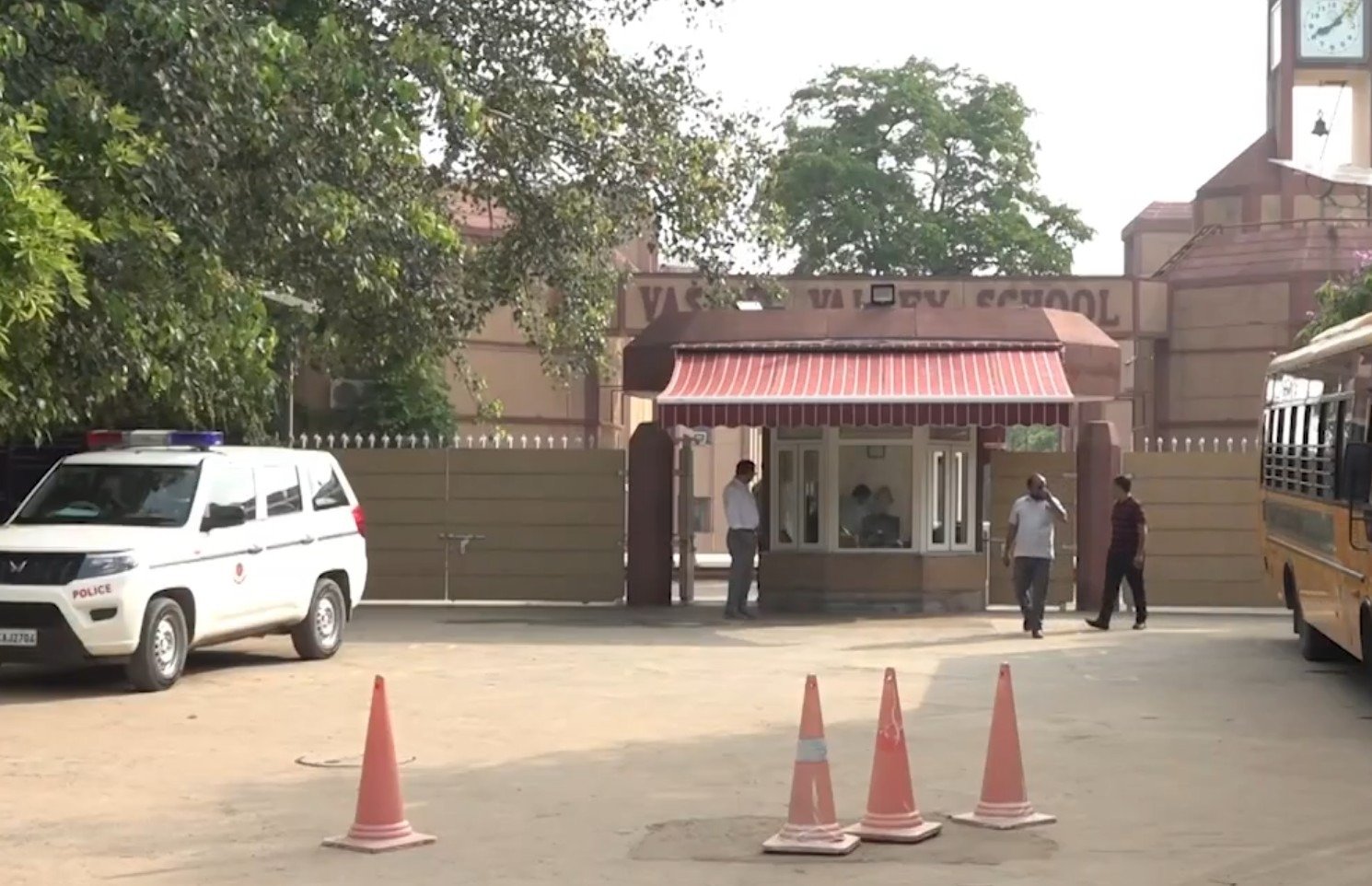 दिल्ली में लगातार तीसरे दिन स्कूलों को बम थ्रेट, पुलिस और बम स्क्वाड मौके पर