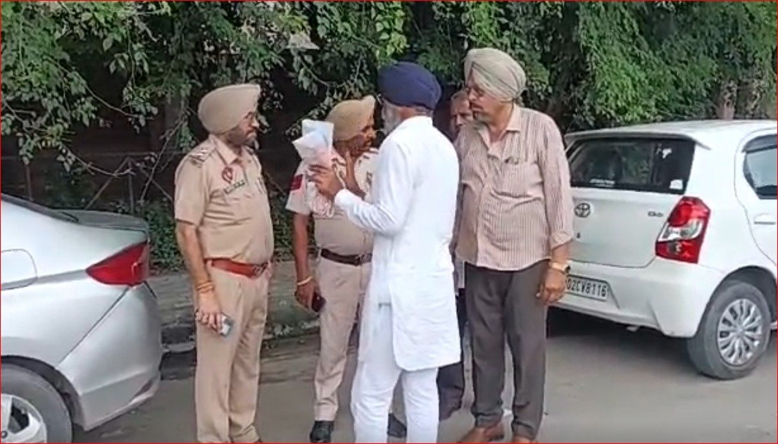 ਫਿਰੋਜ਼ਪੁਰ ਵਿੱਚ ਕਾਨੂੰਨ ਵਿਵਸਥਾ ਦਾ ਨਿਕਲਿਆ ਜਨਾਜਾ, SSP ਦਫਤਰ ਦੇ ਬਾਹਰ ਹੀ ਲੁੱਟ ਦੀ ਵਾਰਦਾਤ ਫਿਰੋਜ਼ਪੁਰ ਵਿੱਚ ਕਾਨੂੰਨ ਵਿਵਸਥਾ ਦਾ ਨਿਕਲਿਆ ਜਨਾਜਾ, SSP ਦਫਤਰ ਦੇ ਬਾਹਰ ਹੀ ਲੁੱਟ ਦੀ ਵਾਰਦਾਤ