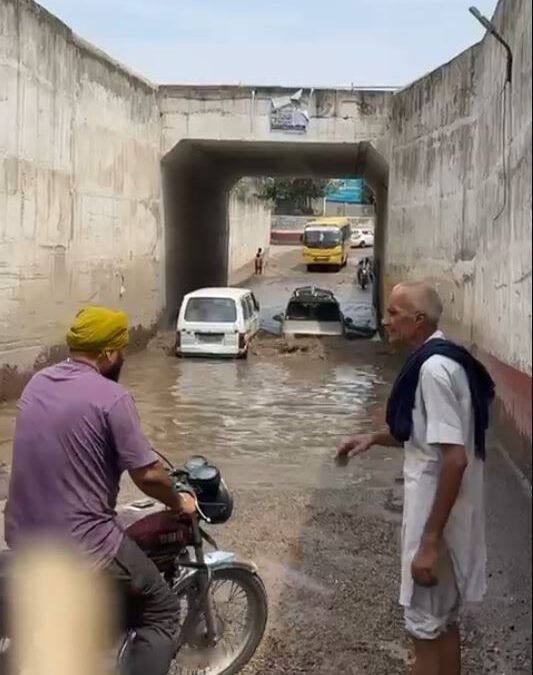 ਭਾਰੀ ਮੀਂਹ ਨੇ ਪ੍ਰਸ਼ਾਸ਼ਨ ਦੇ ਦਾਅਵਿਆ ਦੀ ਖੋਲ੍ਹੀ ਪੋਲ, ਸੜਕਾਂ ‘ਤੇ ਬਣੇ ਛੱਪੜ,ਲੋਕ ਹੋਏ ਪਰੇਸ਼ਾਨ