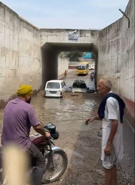 ਭਾਰੀ ਮੀਂਹ ਨੇ ਪ੍ਰਸ਼ਾਸ਼ਨ ਦੇ ਦਾਅਵਿਆ ਦੀ ਖੋਲ੍ਹੀ ਪੋਲ, ਸੜਕਾਂ ‘ਤੇ ਬਣੇ ਛੱਪੜ,ਲੋਕ ਹੋਏ ਪਰੇਸ਼ਾਨ