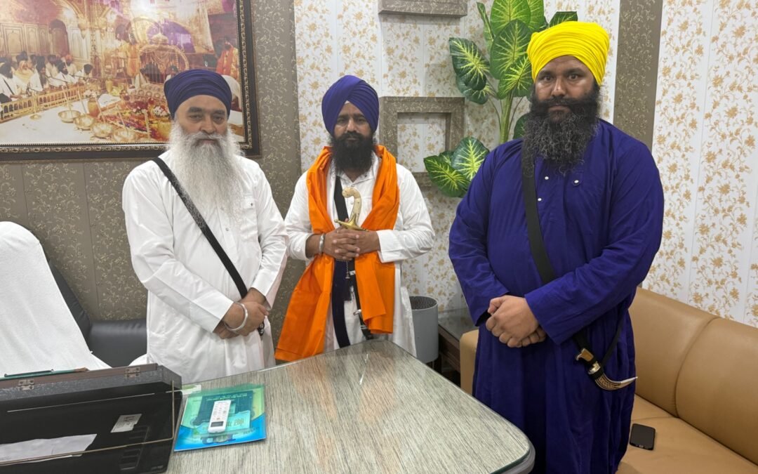 ਗਿਆਨੀ ਰਘਬੀਰ ਸਿੰਘ ਨੇ ਜਥੇਦਾਰ ਗੜਗੱਜ ਨੂੰ ਸਿਰੋਪਾਓ ਦੇ ਕੇ ਕੀਤਾ ਸਨਮਾਨਿਤ