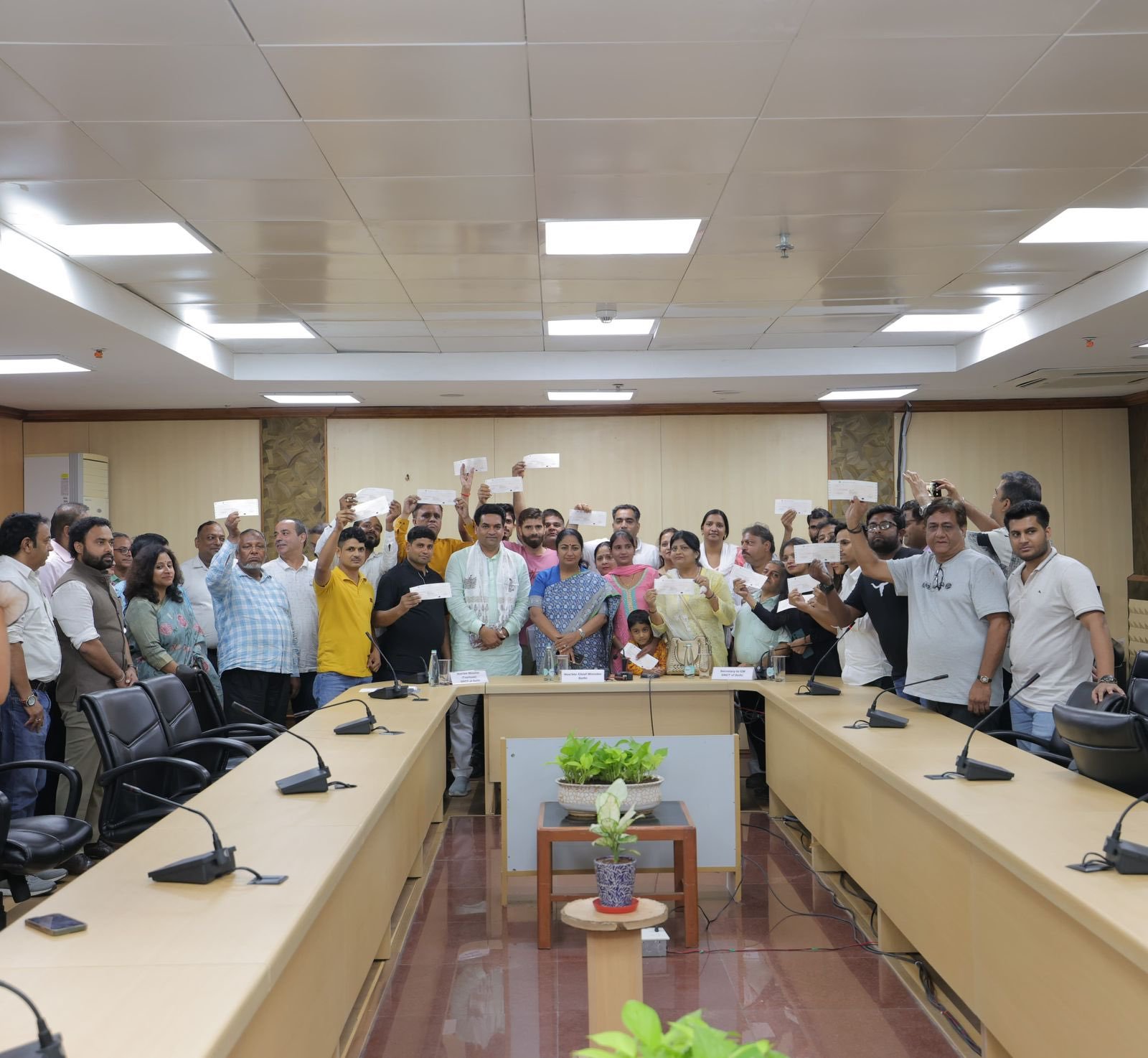 Delhi Haat fire Case: ਮੁੱਖ ਮੰਤਰੀ ਰੇਖਾ ਗੁਪਤਾ ਨੇ ਕਾਰੀਗਰਾਂ ਨੂੰ ਇੰਨੇ ਕਰੋੜ ਰੁਪਏ ਦੀ ਦਿੱਤੀ ਰਾਹਤ