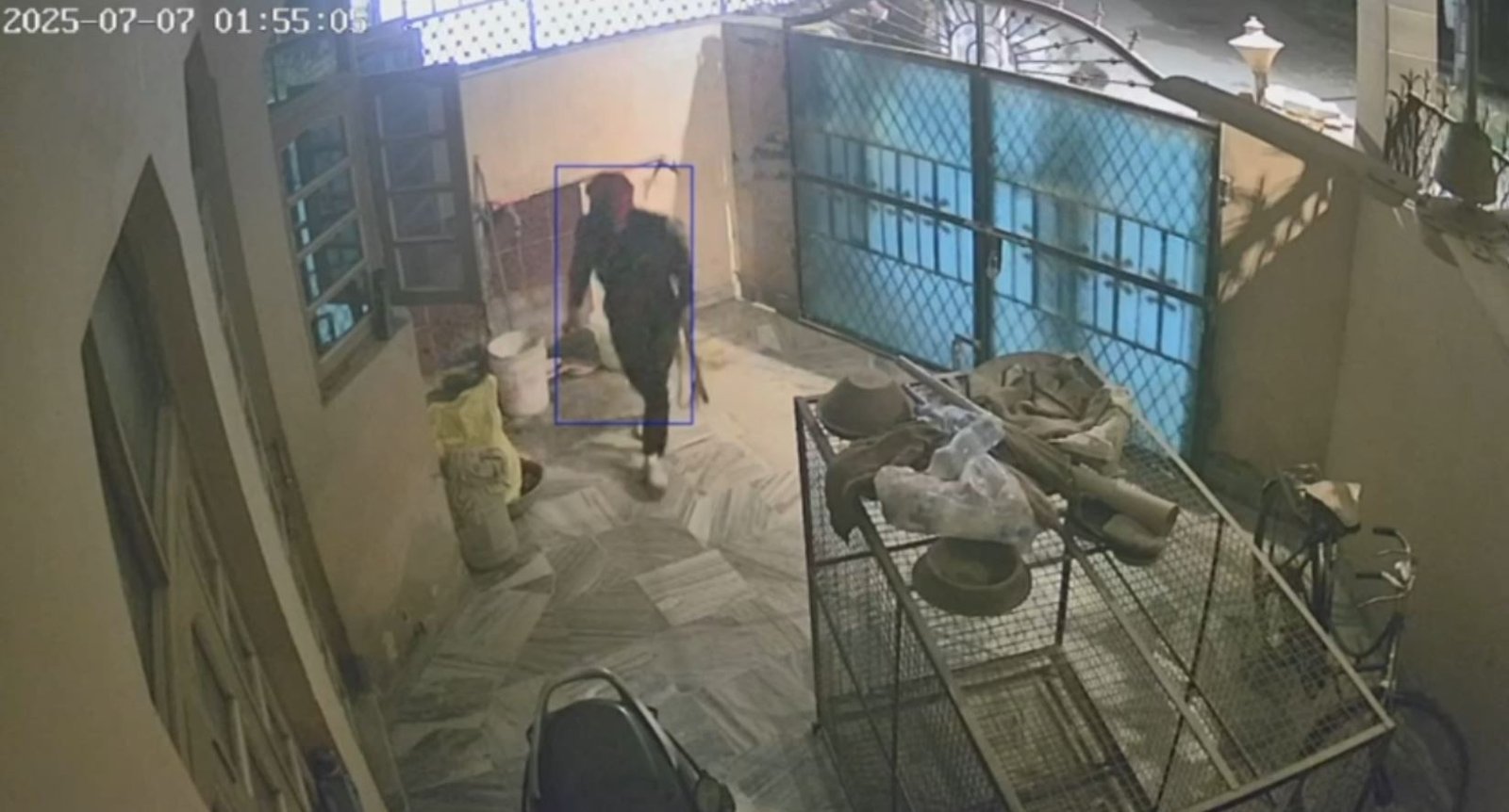 ਟਾਂਡਾ ਦੇ ਪਿੰਡ ਜੋਧਾ ‘ਚ ਚੋਰਾਂ ਨੇ ਬਜ਼ੁਰਗ ਔਰਤ ਦੇ ਘਰ ਕੀਤੀ ਚੋਰੀ , ਘਟਨਾ ਸੀਸੀਟੀਵੀ ‘ਚ ਹੋਈ ਕੈਦ