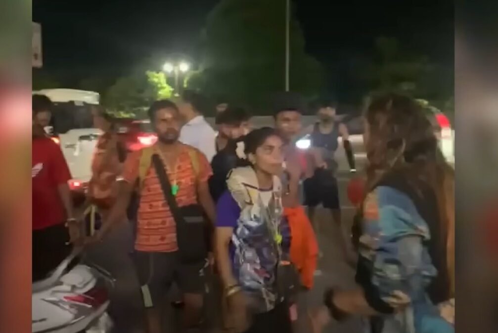 हरिद्वार में कांवड़ियों की गुंडागर्दी, महिलाओं पर हाथ उठा पार की सारी हदें